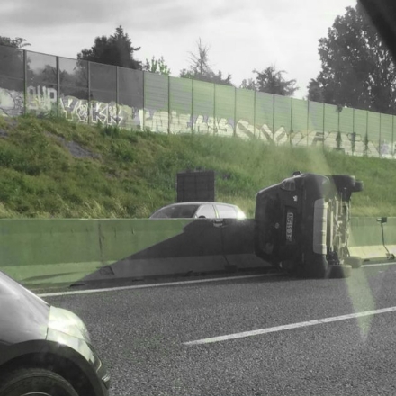 VENARIA-BORGARO - Perde il controllo dell'auto e si ribalta in tangenziale: disagi al traffico