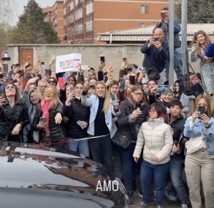 ALPIGNANO - Via Philips invasa di fans per l'arrivo a «Radio Manila» di Laura Pausini - FOTO