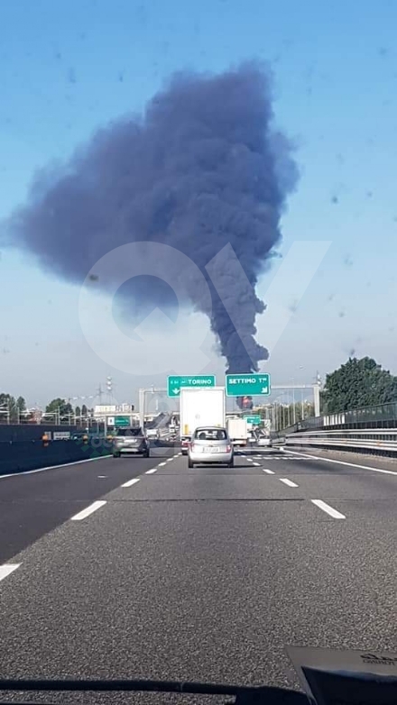 INCENDIO A SETTIMO - A fuoco una ditta, colonna di fumo visibile anche dalla tangenziale FOTO