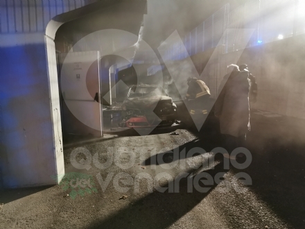 VENARIA - Incendio al campo Don Mosso: auto data alle fiamme nella zona spogliatoi