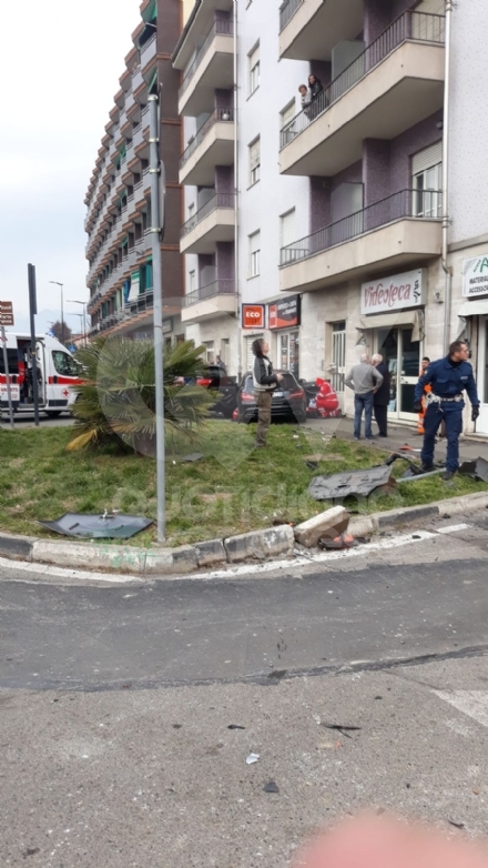 PAURA A RIVOLI - Va in auto contromano, colpisce alcune macchina e finisce contro la rotatoria