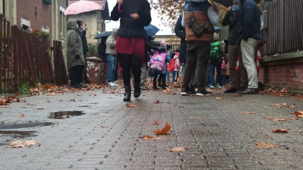 COLLEGNO - Più sicurezza per i bambini della scuola Leumann: vietata la circolazione alle auto