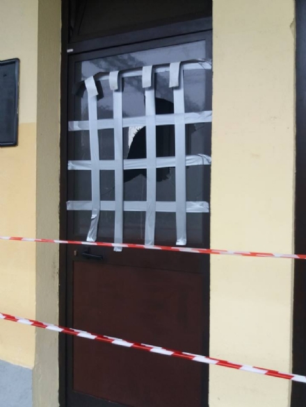 COLLEGNO - Vandali alla stazione ferroviaria: rotti i vetri delle sale d'attesa