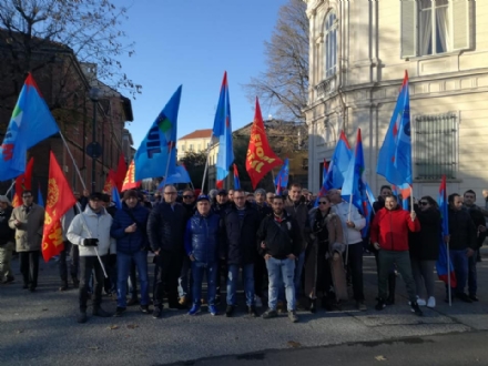 COLLEGNO - Sit-in contro i licenziamenti dei lavoratori di Moreggia e Avionitaly