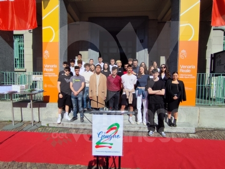 VENARIA - Festa della Repubblica: consegnate le Costituzioni ai neo 18enni - FOTO