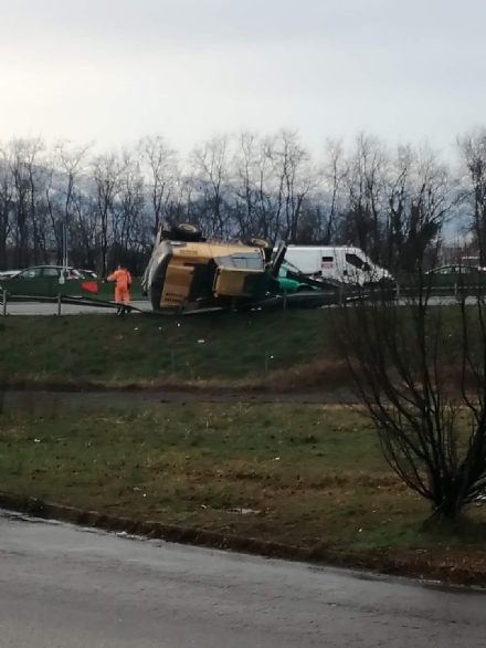 COLLEGNO - Perde un escavatore mentre percorre la tangenziale: corsia chiusa al traffico