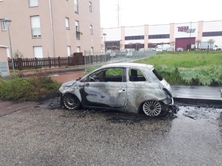 VENARIA - Incendiata l'auto del consigliere comunale: indagano i carabinieri