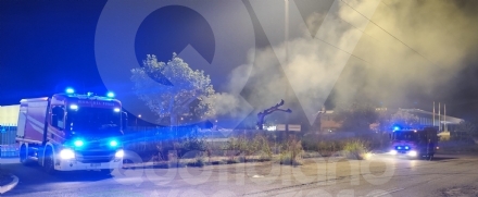 INCENDIO A VENARIA - Fiamme in un container dell'ecocentro: lungo lavoro per i Vigili del Fuoco - FOTO
