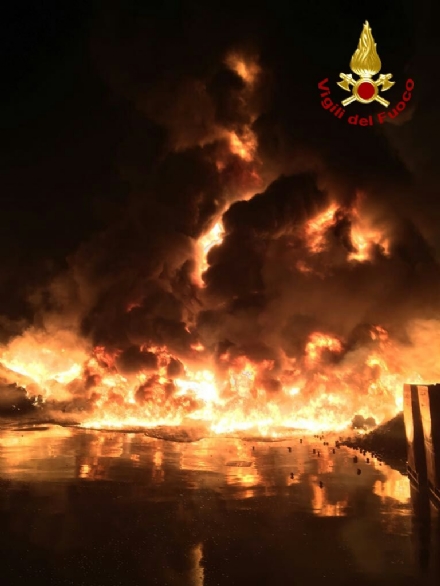 PIANEZZA - Ancora in corso le operazioni alla «Omnia Recuperi»: 16 squadre, 35 vigili del fuoco