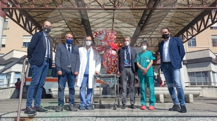 VENARIA-ZONA OVEST - Un maxi uovo di Pasqua per dire «grazie» agli operatori sanitari di Rivoli