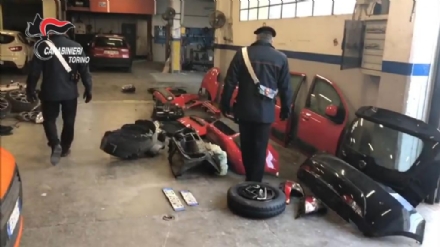 CASELLE - Carrozzeria delle auto rubate scoperta dai carabinieri: un uomo denunciato per ricettazione - FOTO