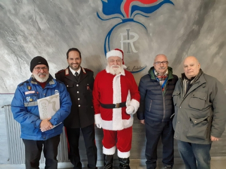 VENARIA - Il «grazie» di Babbo Natale e della Pro Loco a chi ha fatto tanto per la Città - FOTO