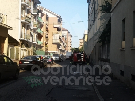 VENARIA - Fuga di gas in via IV Novembre: tecnici e vigili del fuoco in azione, traffico deviato