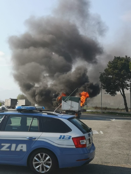 TORINO-BORGARO - Tir prende improvvisamente fuoco in tangenziale