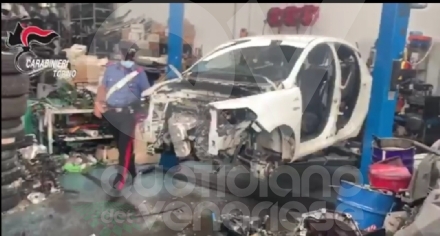 VENARIA-LEINI - Smontavano le auto per poi rivendere le parti: tre denunciati - FOTO