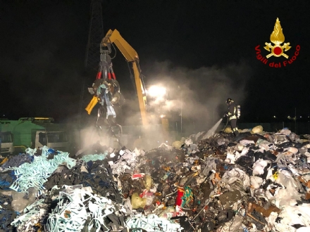 SAVONERA - Incendio alla «Green Up»: nessun danno ambientale, ma c'è il «giallo intrusione»