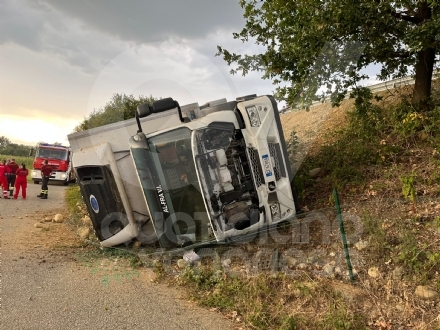 INCIDENTI FRA CASELLE E LEINI - Camion finisce fuori strada, un altro tampona diverse auto: un ferito - FOTO