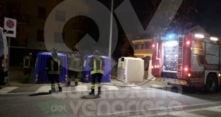 BORGARO - A fuoco due bidoni della raccolta differenziata: indagini in corso - FOTO