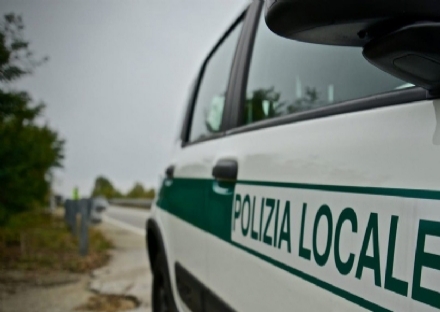 INCIDENTE AD ALPIGNANO - Camion rifiuti colpisce cavo della rete telefonica