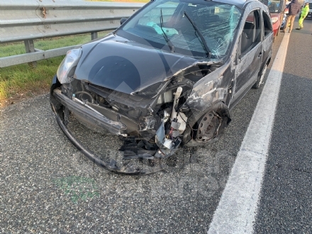 RIVOLI - Auto si ribalta dopo lo scontro con un tir in tangenziale: una persona ferita - FOTO