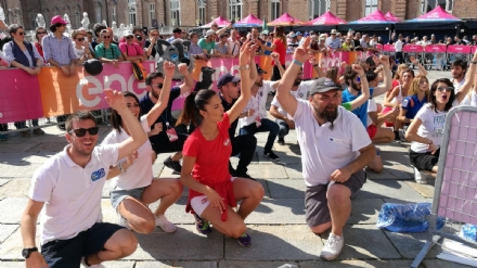 GIRO D'ITALIA A VENARIA - Grande folla per la carovana del Giro - FOTO