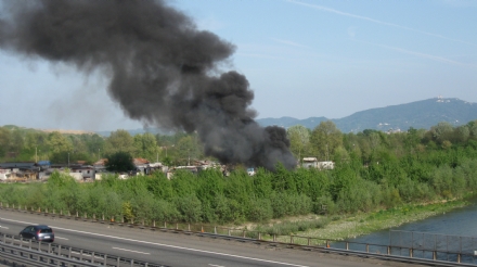 BORGARO-TORINO - Ennesimo incendio al campo nomadi: disagi in tangenziale