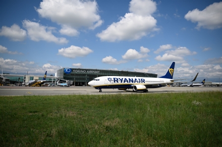 TORINO-CASELLE - Ryanair per l'inverno «dona» i voli per Belfast e Porto e aumenta quelli per Catania