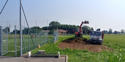 BORGARO - In via Italia partiti i lavori per il campo da volley