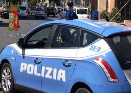 GRUGLIASCO - Tenta di investire due poliziotti per evitare il posto di blocco: spari e inseguimento