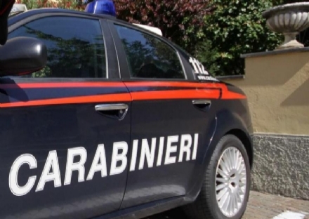RIVOLI - Lui aggredisce i carabinieri, lei lancia un mozzicone contro un condomino: arrestati