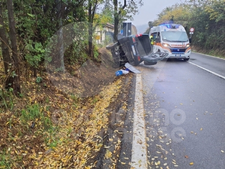 INCIDENTE A RIVOLI -  Auto va fuoristrada e si ribalta: donna ferita