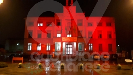 VENARIA - Panchine rosse, flash-mob, municipio «in rosso», dibattiti: le iniziative per dire «no» alla violenza contro le donne - FOTO