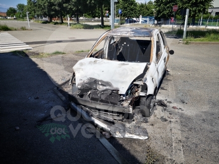 VENARIA - Auto a fuoco nel parcheggio della piscina comunale