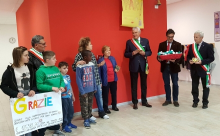 SOLIDARIETA' - Una targa per ringraziare i Comuni della Zona Ovest dopo la ricostruzione della scuola