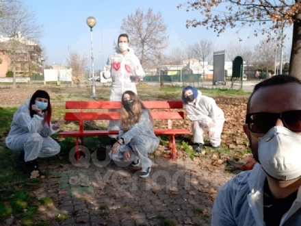 VENARIA - Sei panchine rosse per dire «NO» alla violenza sulle donne: dipinte dalla Factory