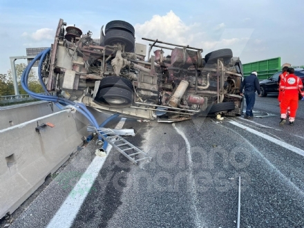 INCIDENTE IN TANGENZIALE A RIVOLI - Autocarro si ribalta e finisce sui jersey: conducente ferito - FOTO