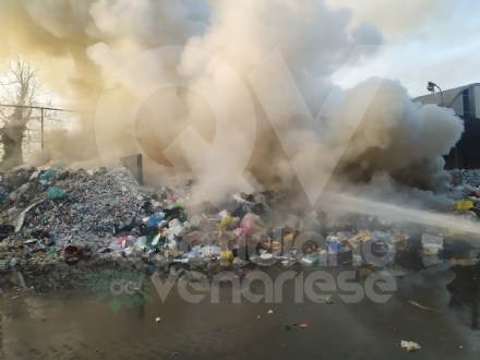 SAVONERA - A fuoco rifiuti plastici all'interno della ex Publirec: ennesimo episodio
