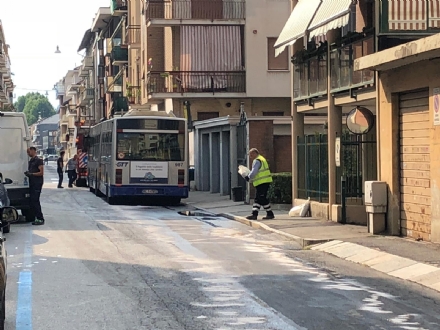 VENARIA - Autobus Gtt perde gasolio in mezzo alla strada: traffico bloccato e passeggeri a piedi - FOTO