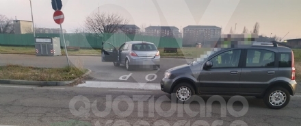 INCIDENTE A VENARIA - Entra contromano nel parcheggio e colpisce un'altra auto - FOTO