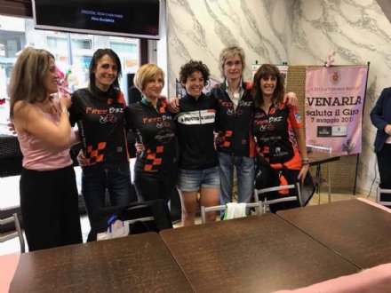VENARIA REALE SI COLORA DI ROSA - E' IL GRANDE GIORNO DEL GIRO D'ITALIA - FOTO