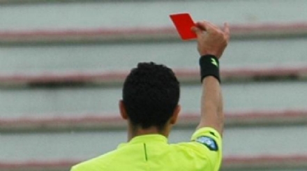 COLLEGNO - Arbitro preso a schiaffi dopo un cartellino rosso: la partita è stata sospesa