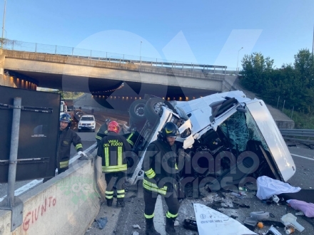 RIVOLI - Tir carico di carne esce fuori di strada al casello: due autotrasportatori feriti, uno grave - FOTO