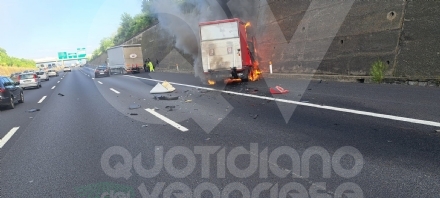 INCIDENTI IN TANGENZIALE - Diversi tamponamenti: furgone prende fuoco, grave conducente - FOTO