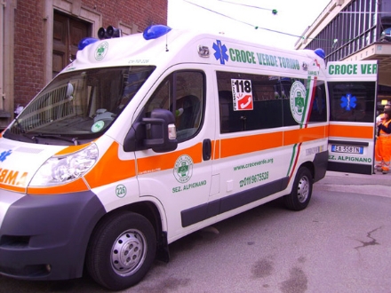 ALPIGNANO - Esce dalla banca e la investono sulle strisce pedonali: ora è in ospedale