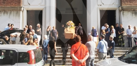 VENARIA - Lacrime e commozione alla San Francesco ai funerali di Valter Perin
