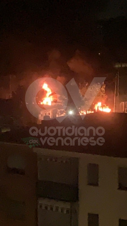 VENARIA - Bruciati due camion all'interno dello Sport Club: terzo incendio in pochi mesi - FOTO