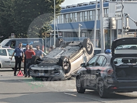 INCIDENTE A GRUGLIASCO - Scontro fra due auto, una si ribalta: due persone ferite