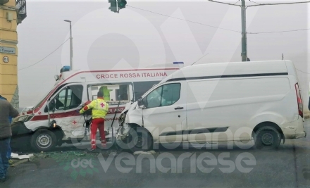 INCIDENTE ALLA FALCHERA - Ambulanza della Croce Rossa di Mappano si scontra con un furgone: due feriti