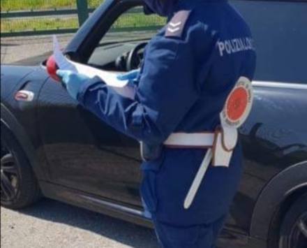 RIVOLI - Sbanda su corso Allamano, sotto gli occhi della municipale: era ubriaco, denunciato