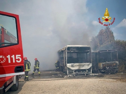 INCENDIO AD ALPIGNANO - A fuoco due autobus e una baracca in via Tetti Gai